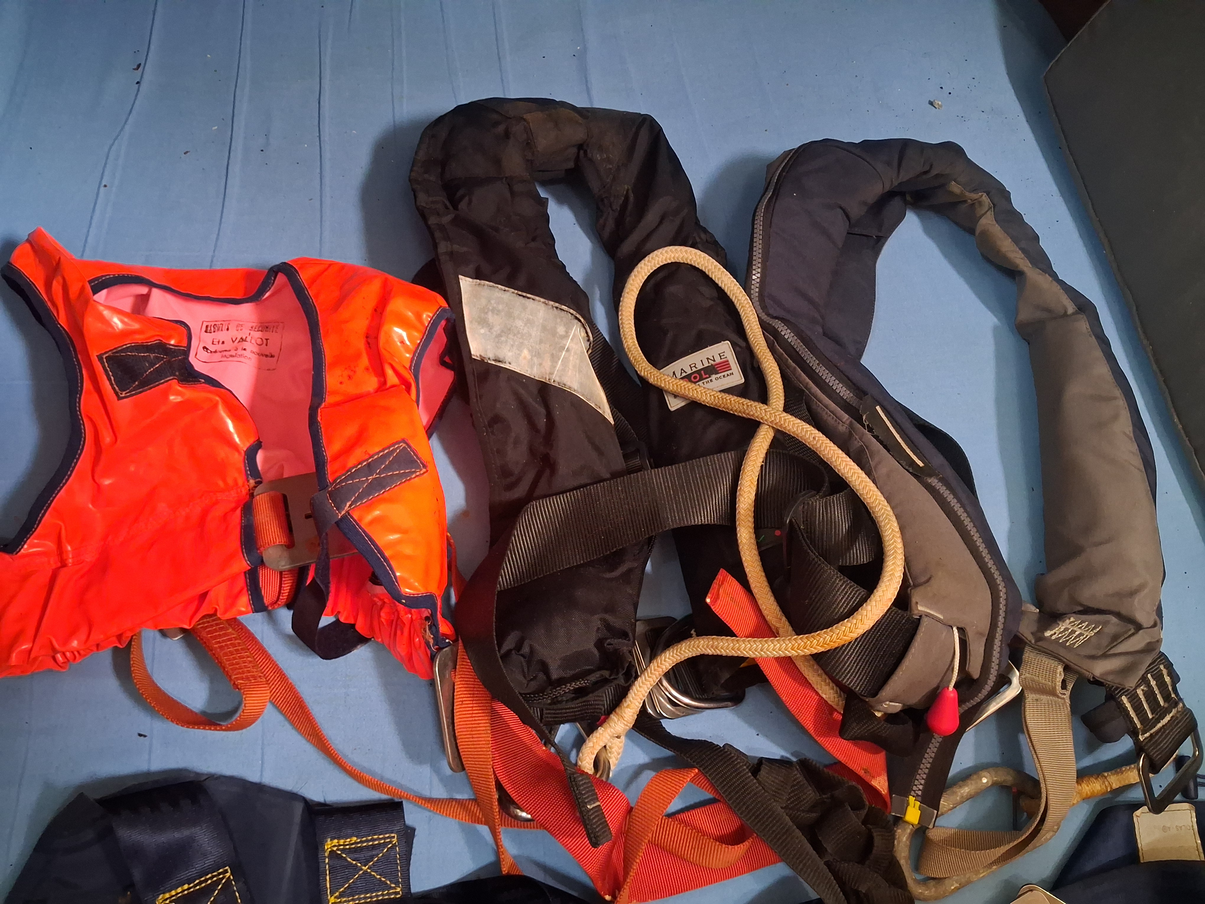 Gilets de sauvetage et harnais